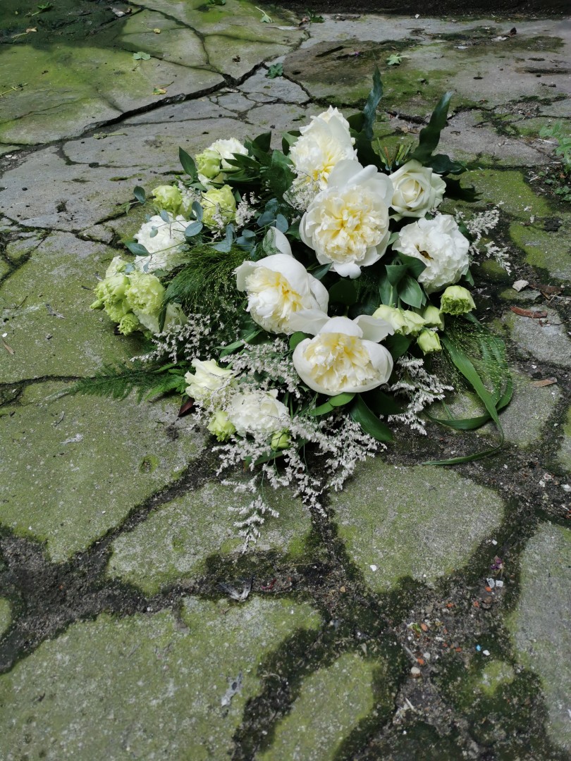 Bukiet pogrzebowy z peonią
